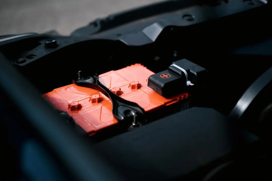 Contrôle d'une batterie de voiture avec un testeur électronique