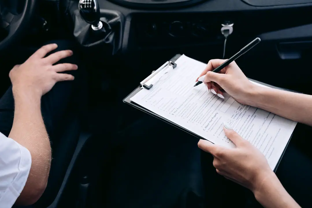 Carnet d'entretien et factures d'un véhicule sous garantie