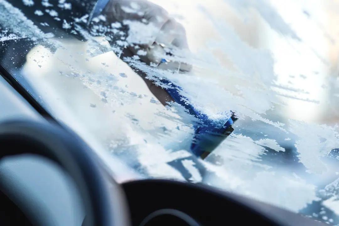 Voiture couverte de givre par un matin d'hiver
