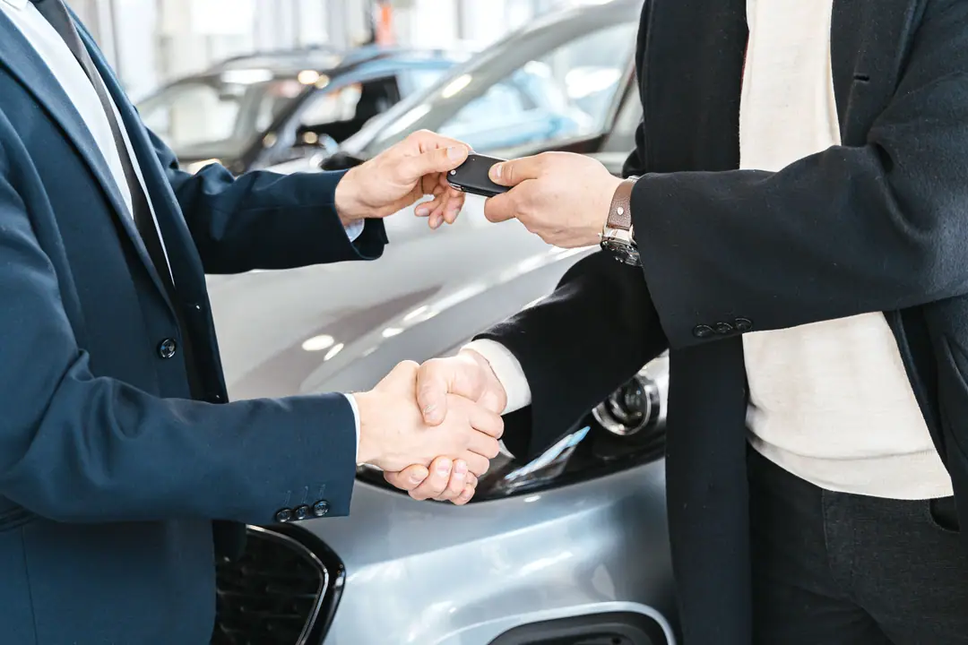 Remise des clés lors de la vente d'une voiture d'occasion