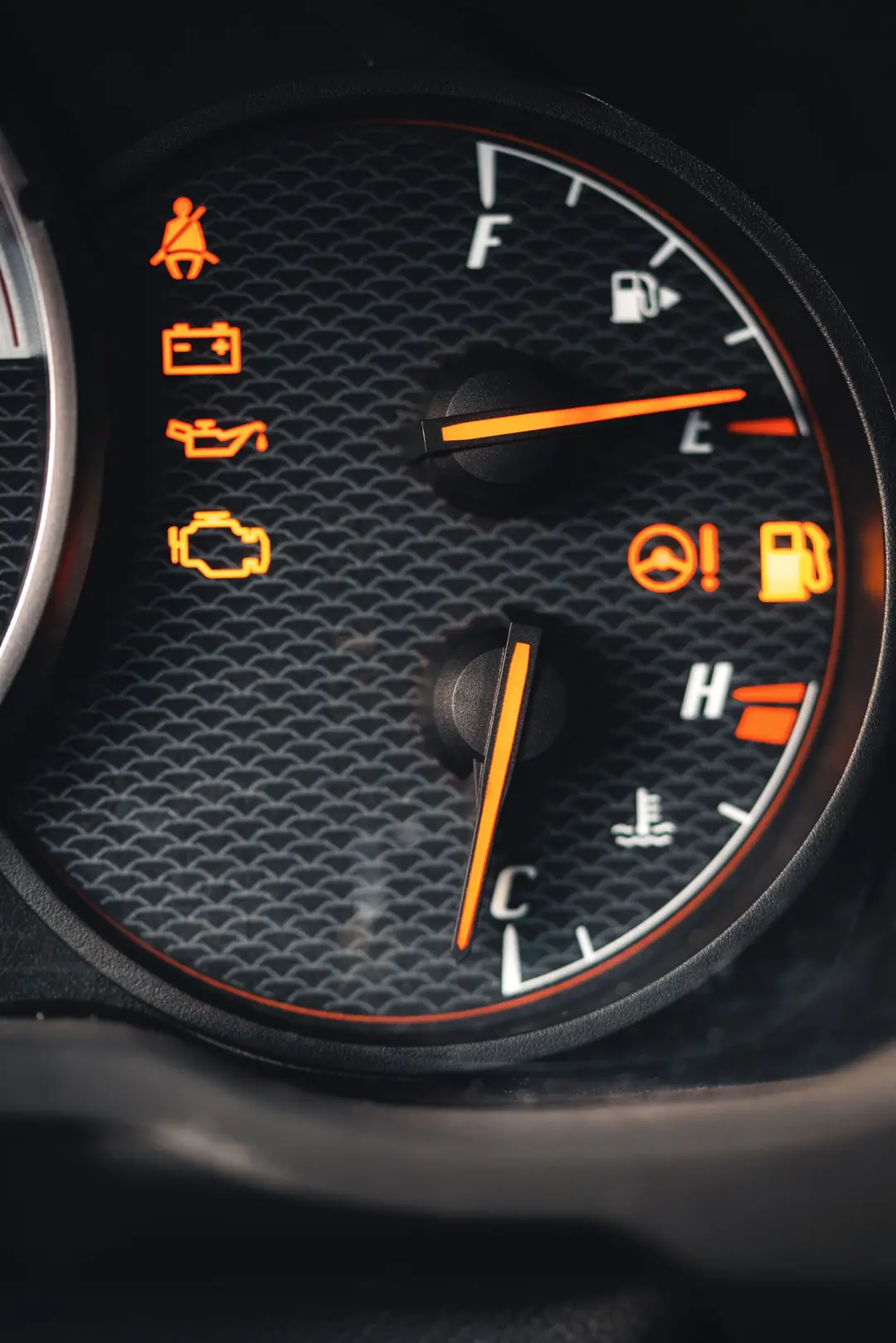 Voyant moteur orange allumé au tableau de bord d'une voiture